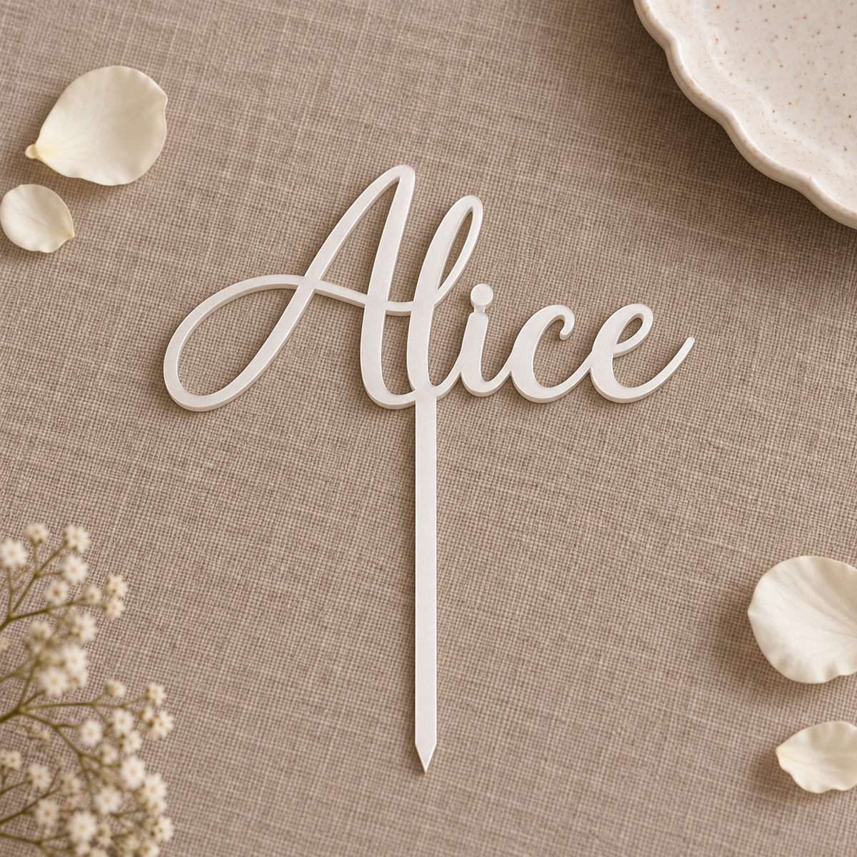 Cake topper con nome personalizzato in plexiglass Bianco perla; ambientazione illustrativa