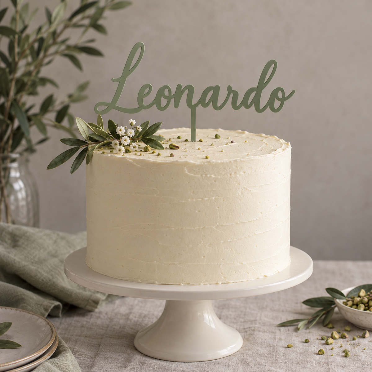 Cake topper con nome personalizzato in plexiglass Salvia satinato; ambientazione illustrativa