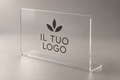 Rendering dimostrativo del cartello in plexiglass trasparente piegato a L, orizzontale