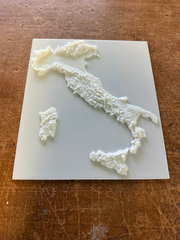 Foto originale della cartina Italia in PLA bianco, frontale