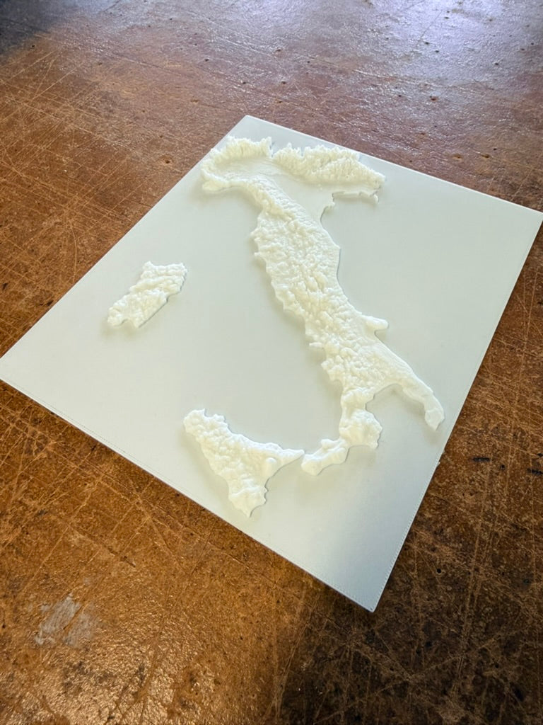 Foto originale della cartina Italia in PLA bianco, prospettiva