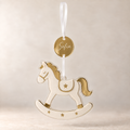Cavallino natalizio avorio e oro con targhetta Sofia collegata da un nastrino di raso bianco, senza pallina di legno e senza anno. Anteprima illustrativa.