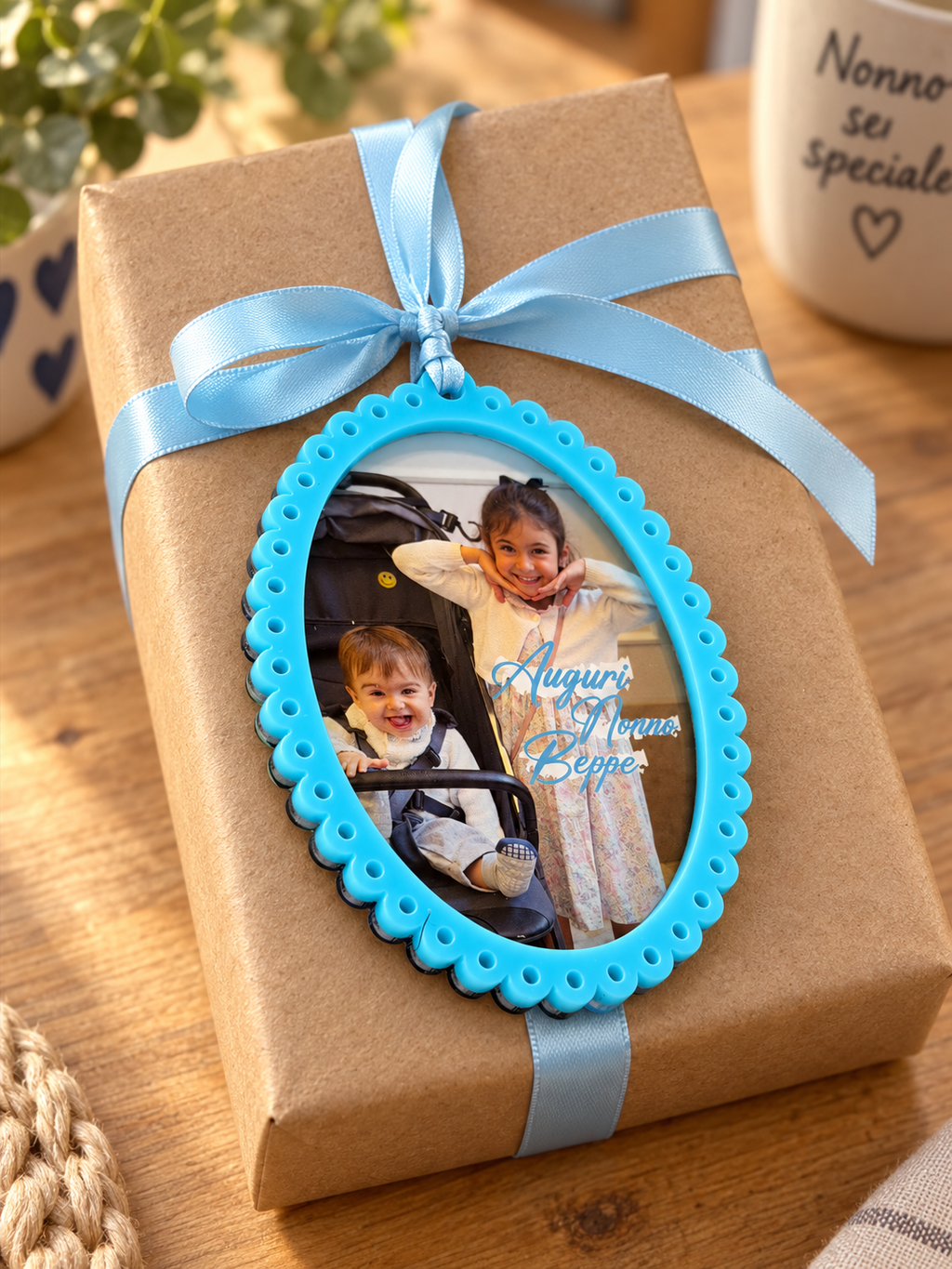 Cornice portafoto personalizzata per il nonno su pacchetto regalo kraft con nastro azzurro