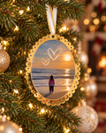 Cornice portafoto personalizzata oro appesa all’albero di Natale, con foto della bambina al mare e cuori