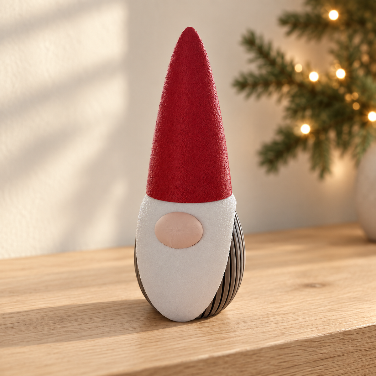 Gnomo di Natale LUDOO in stampa 3D con cappello rosso, barba bianca e corpo a costole — ambientazione illustrativa