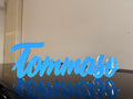 Scritta Tommaso autoportante in plexiglass azzurro e trasparente