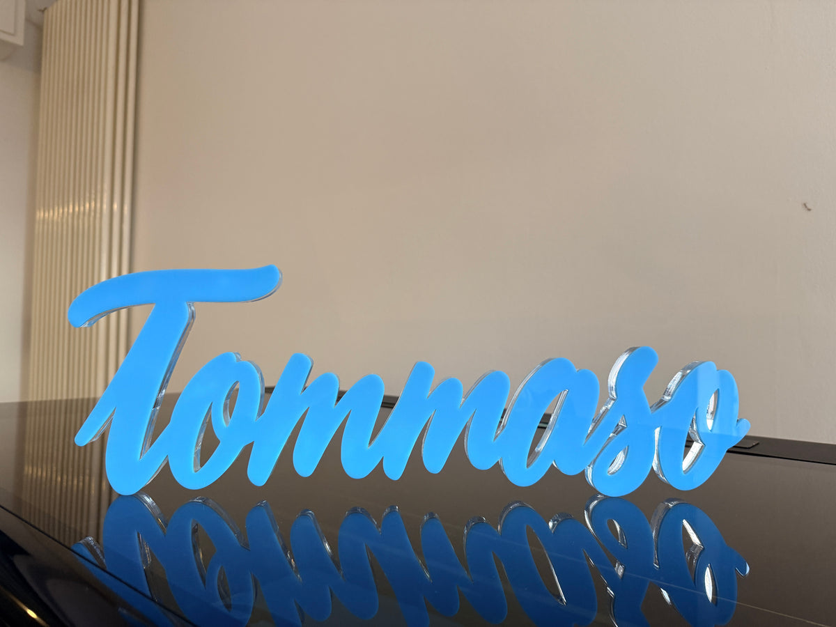 Scritta Tommaso autoportante in plexiglass azzurro e trasparente