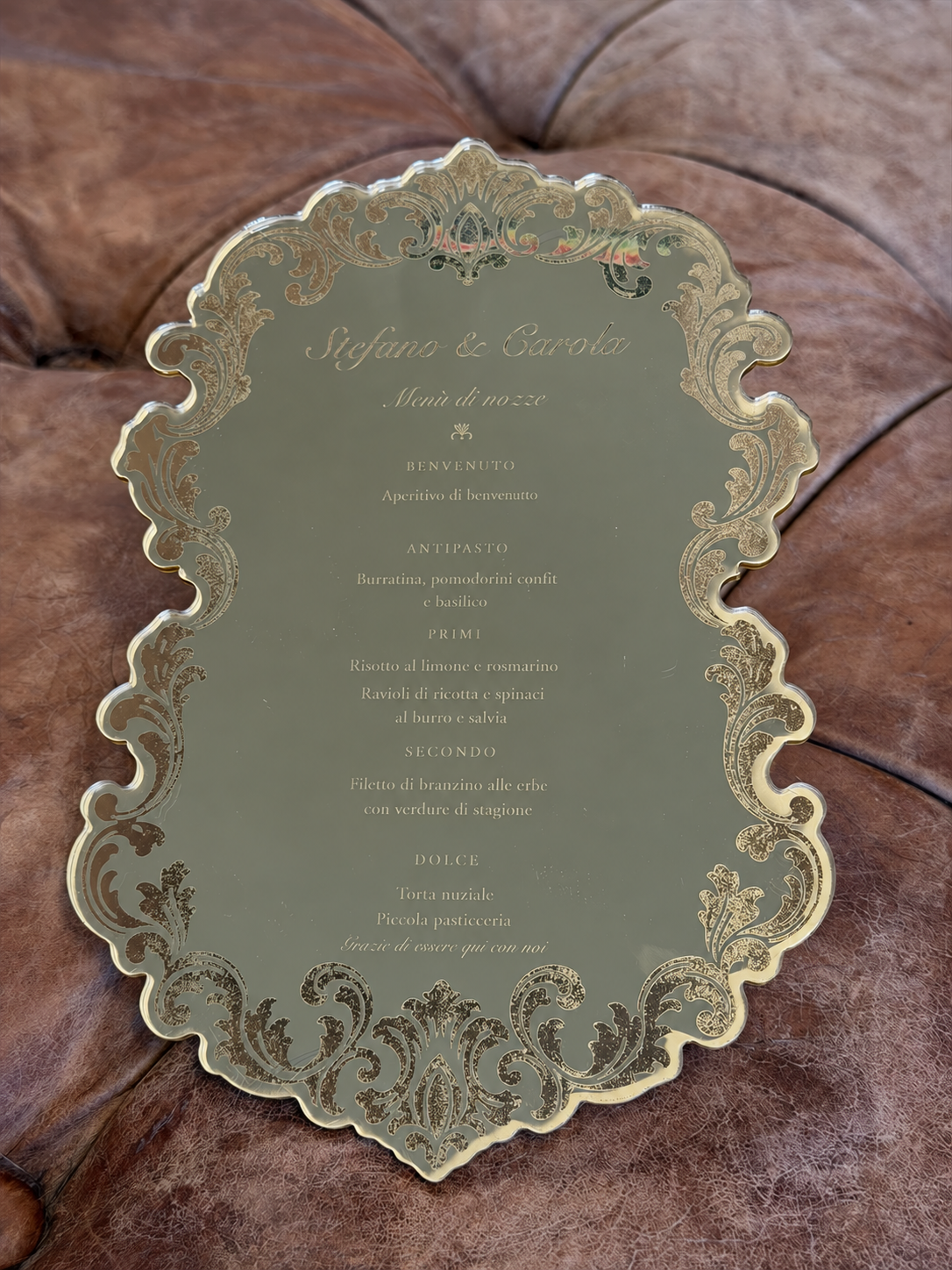 Menù matrimonio personalizzato oro specchiato con incisioni barocche, vista frontale