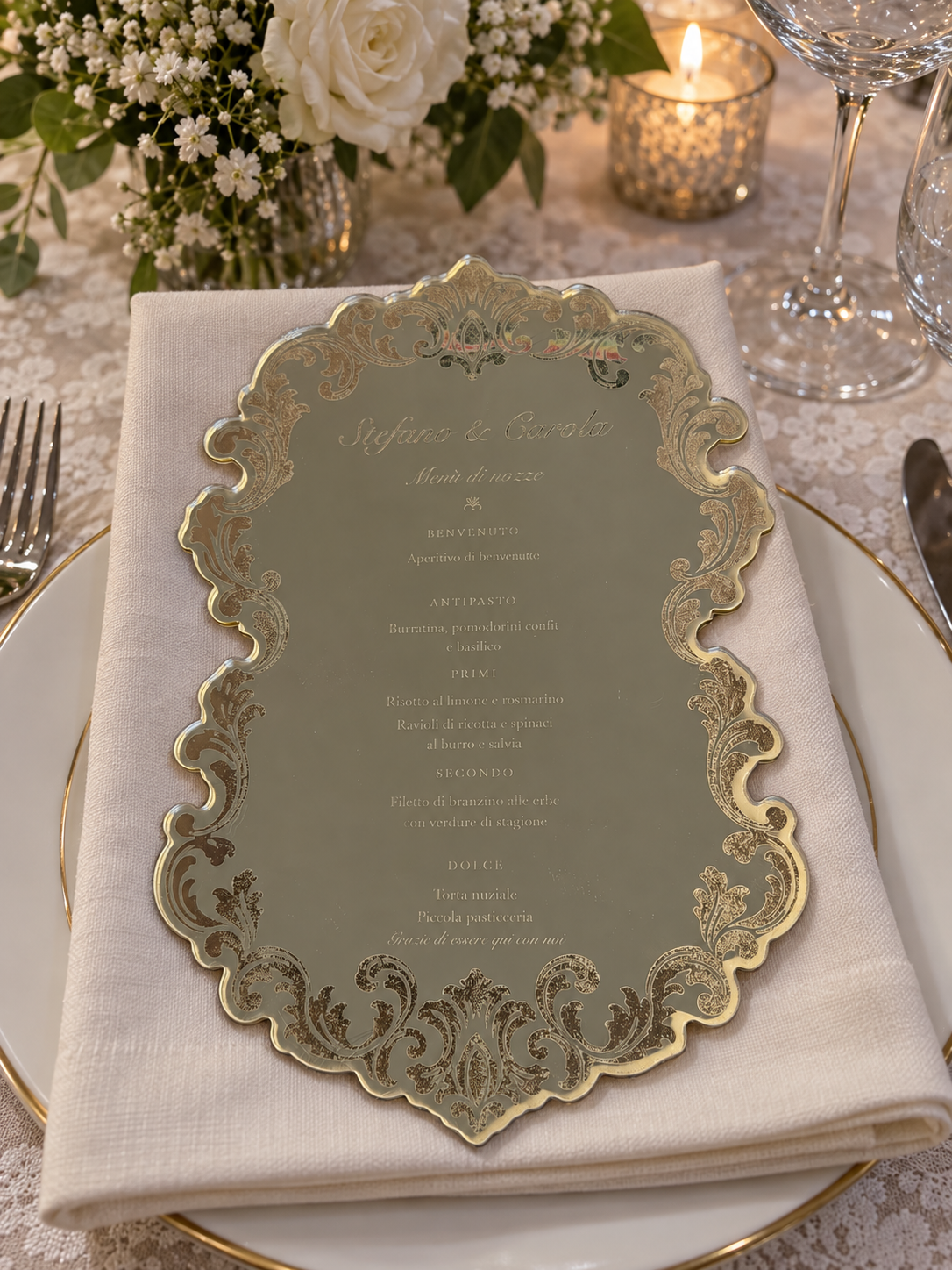 Menù matrimonio in plexiglass oro specchiato 15 × 22 cm con decoro barocco su una tavola elegante