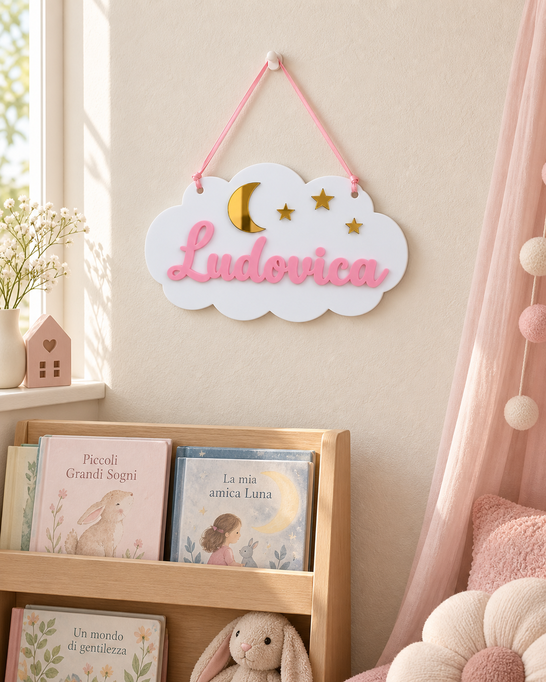 Nuvoletta Ludovica appesa in cameretta con nastro rosa — ambientazione illustrativa, decorazioni in plexiglass specchiato oro