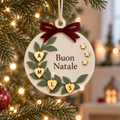 Pallina con quattro cuori personalizzati appesa all’albero; anteprima illustrativa