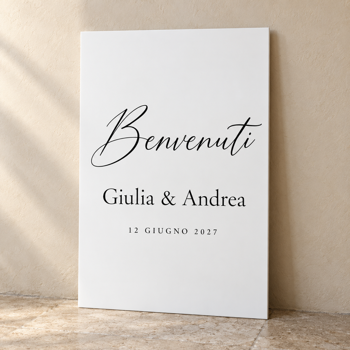 Mockup illustrativo: pannello Bianco rettangolare con scritte adesive personalizzate