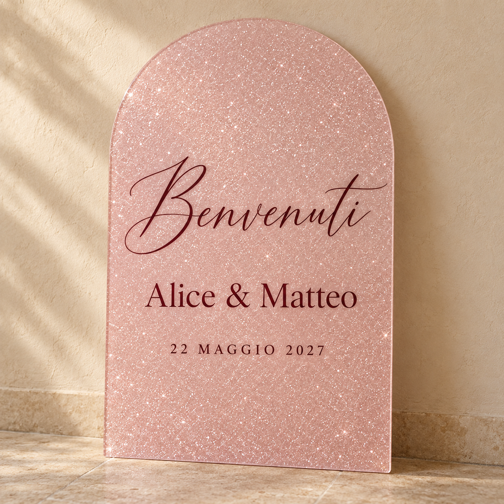 Mockup illustrativo: pannello Glitter rosa ad arco con scritte adesive personalizzate
