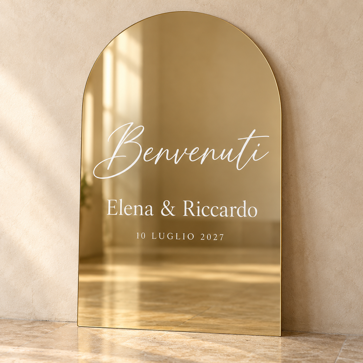 Mockup illustrativo: pannello Oro specchiato ad arco con scritte adesive personalizzate