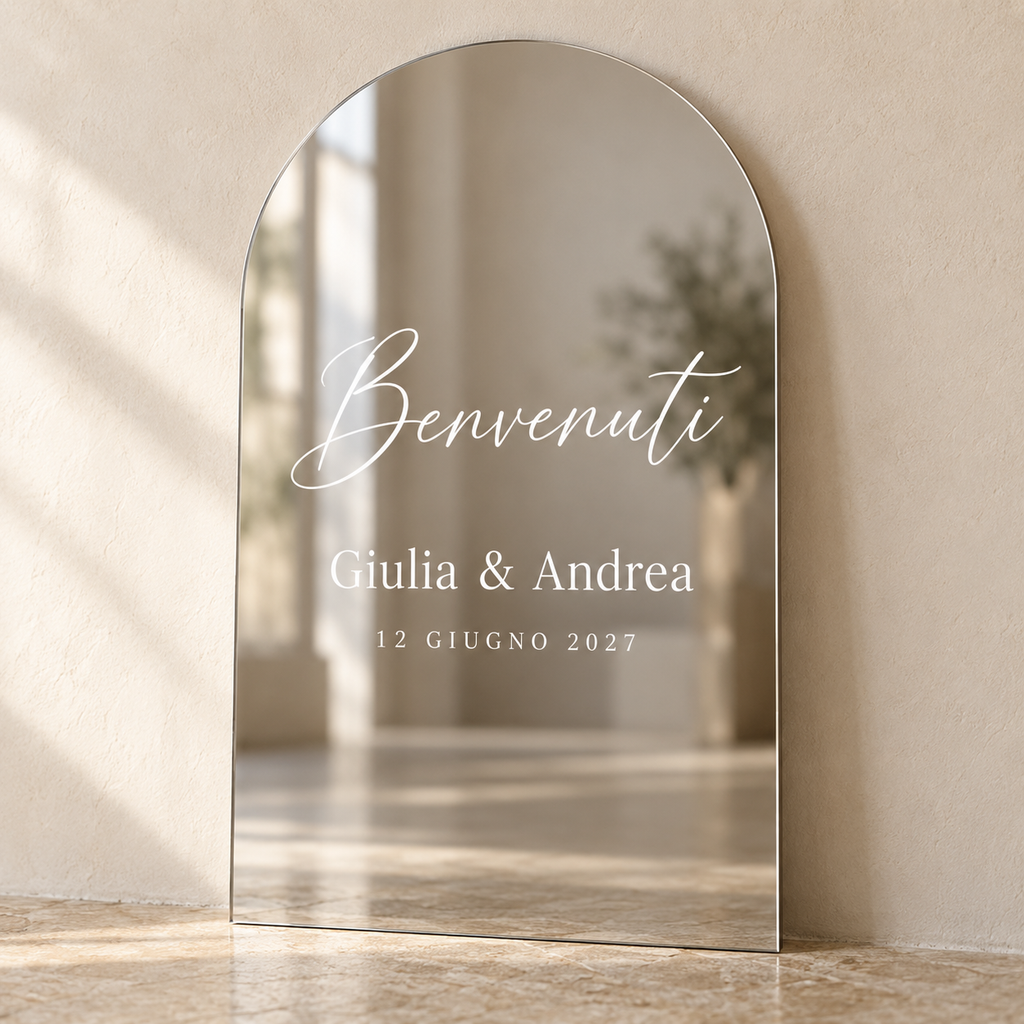 Mockup illustrativo: pannello specchiato argento ad arco con scritte adesive