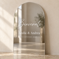 Mockup illustrativo: pannello specchiato argento ad arco con scritte adesive