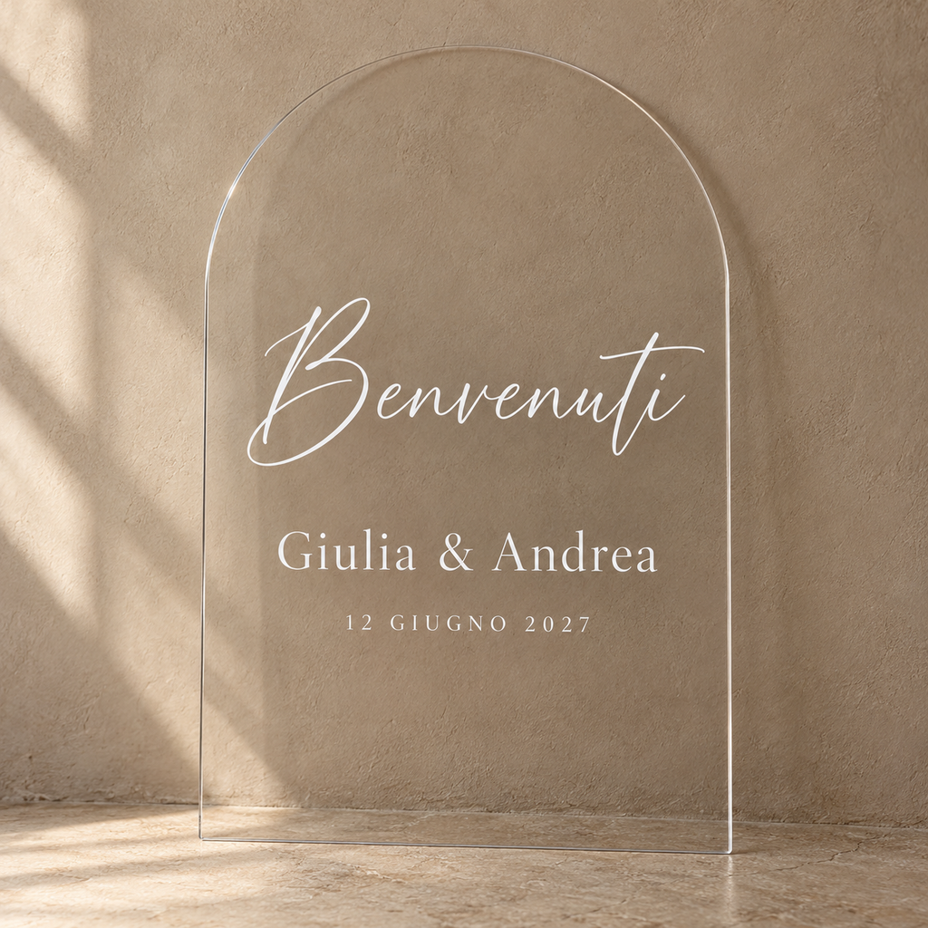 Mockup illustrativo: pannello Trasparente ad arco con scritte adesive personalizzate