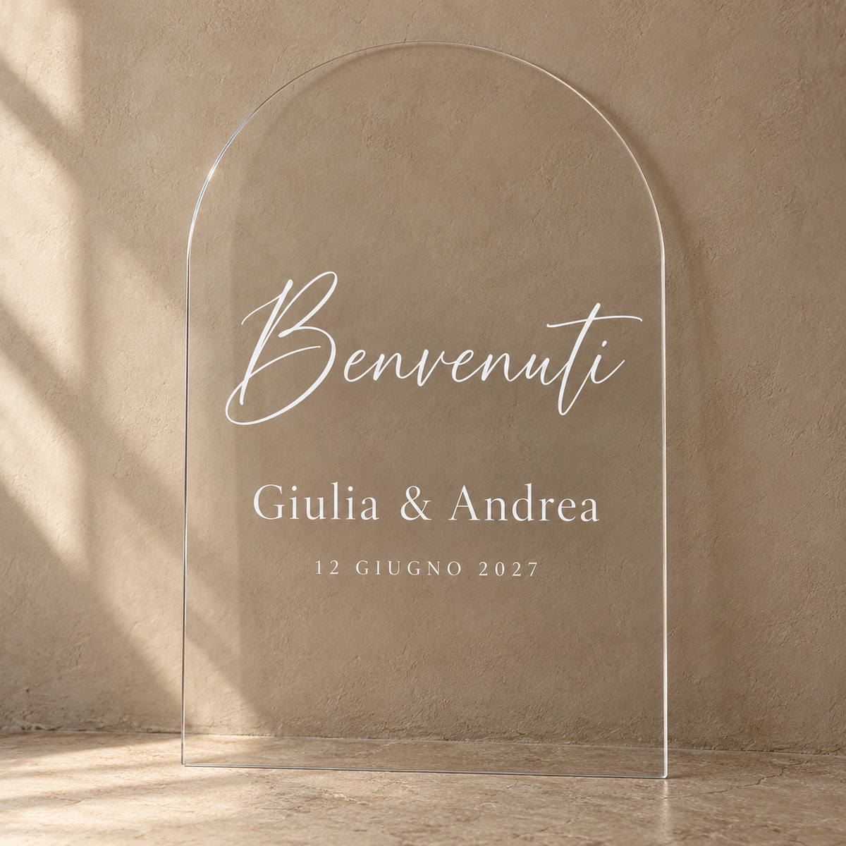 Mockup illustrativo: pannello Trasparente ad arco con scritte adesive personalizzate