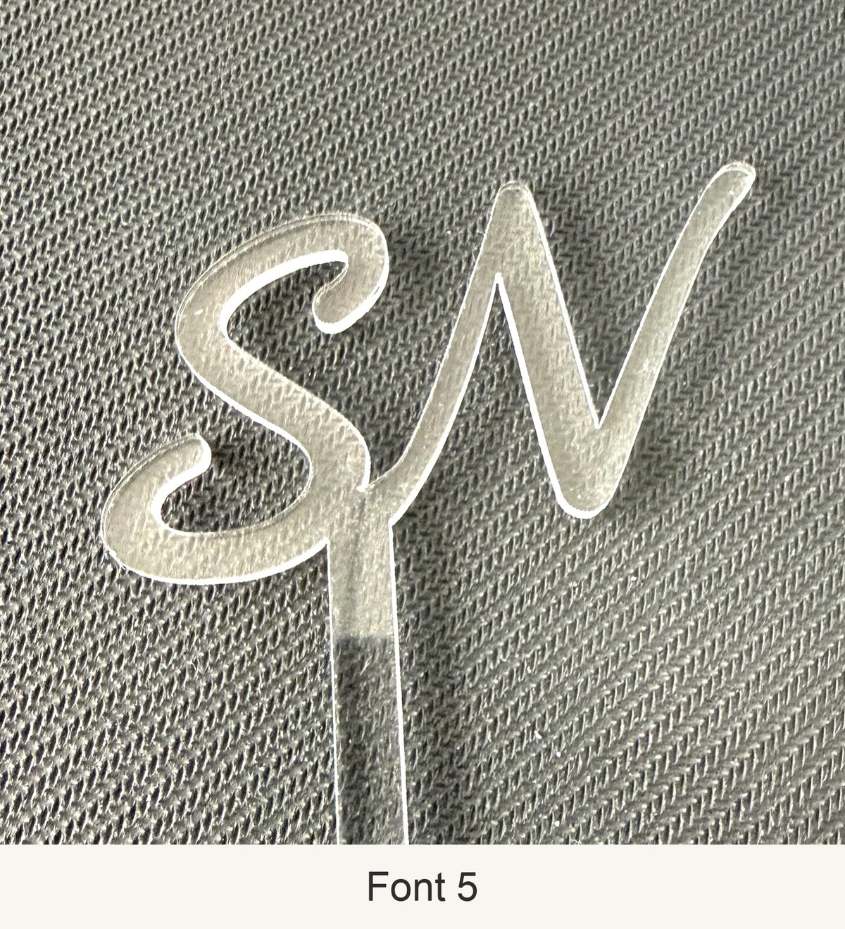 Font 5 — foto singola ravvicinata delle iniziali in plexiglass
