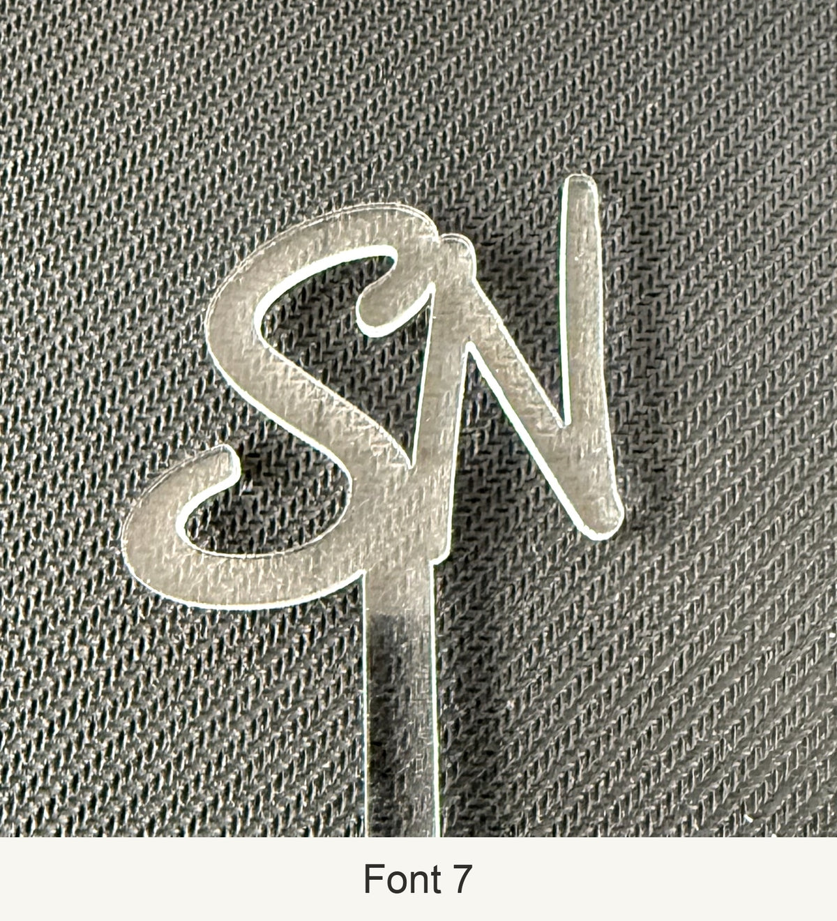 Font 7 — foto singola ravvicinata delle iniziali in plexiglass