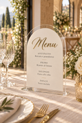 menu in plexiglass bianco e oro ambientato in un ricevimento di matrimonio